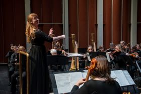 Alyssa Schwartz conducts the community orchestra
