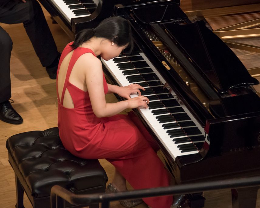 Dongni Xie plays piano on stage